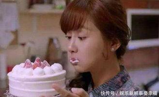 演员台上吃瓜,演员演技与趣味并存